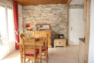 Image de 2 pièces 40m2, 4 pers, plein centre. garage, ménage inclus, ski hiver été