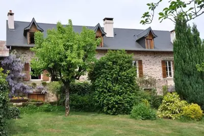 Image de Grande maison de ferme à proximité du bourg de Juillac en Corrèze.