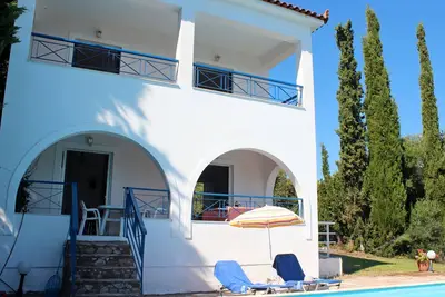 Image de Villa Eleni 3 chambres, 2 salles de bain, piscine privée, vue mer. Eot sous licence.