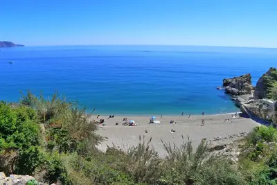 Image de Centre ville avec piscine privée et parking. Proche du Parador et de la plage