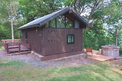 Image de Sloy Cabin est une charmante cabane en rondins dans un endroit magnifique côté lac.
