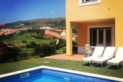 Image de Superbe piscine privée et jardin sur terrain de golf avec vue