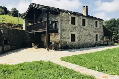 Image de Maison suspendue impressionnante vue sur la montagne de guet en pierre