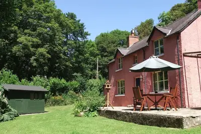 Image de Visitez le pays de Galles 4 étoiles «boîte de chocolat» côtière refuge dans les bois du National Trust
