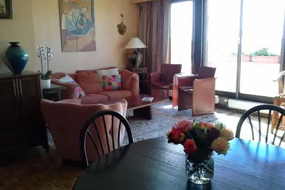 Image de Bel appartement 3 pièces 75 m2- Vue panoramique sur Montmartre-Sacré Coeur. Résidence avec jardin, gardien