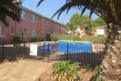 Image de Paignton Seaside Apartment avec piscine extérieure chauffée et parking sécurisé.