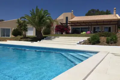 Image de Superbe villa proche de belles plages. Piscine à débordement!