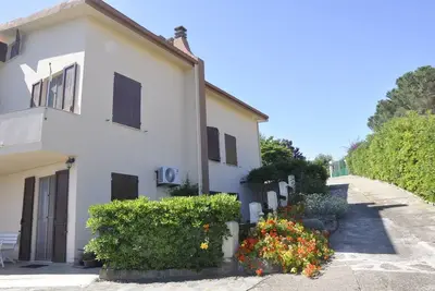Image de maison vacances avec piscine et jardin, parfait pour enfants tout le comforts