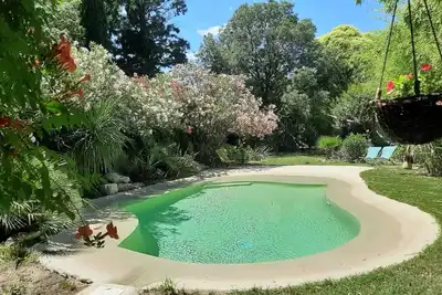 Image de Maison de caractère en pierres avec piscine et jacuzzi
