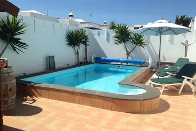 Piscine chauffée, Très privé, jardin sans vis à vis, Wifi & Tv Uk.