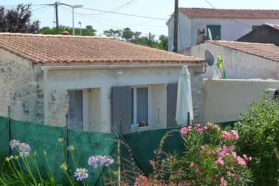 Image de Maisonnette classée ***  de pays avec jardin.