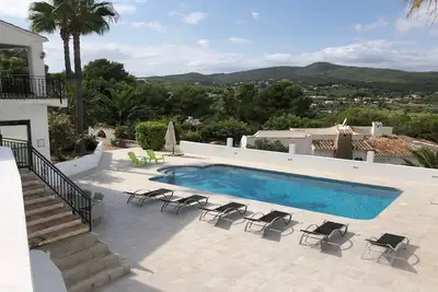 Image de Villa fermée avec piscine privée plus grande que la moyenne et de belles vues à Javea