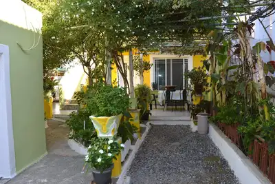 Image de Rhodes : Centre ville près du port. Maison avec air conditionné, terrasse, cour et jardin fleuri pour 6 personnes