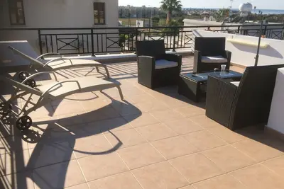 Image de Terrasse sur le toit fabuleuse près des tombeaux des rois sur petit complexe avec piscine