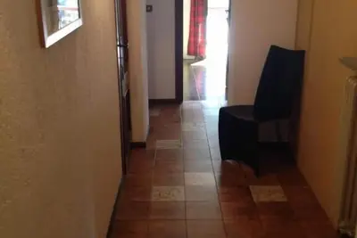 Image de Appartement chalet de 2 chambres avec 2 salles de bains, terrasse, jardin et mont. Vue blanche