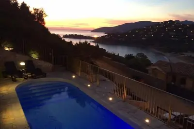 Image de vue mer enchanteur et piscine privée à 100 mètres de la plage wifi gratuit