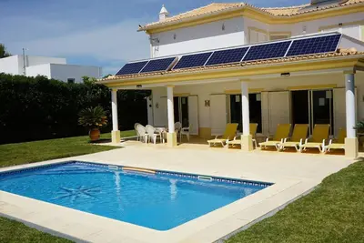 Image de 3 chambres, 3 salles de bains attenantes, Villa très prisée, très spacieuse et climatisée pour 6 à 8 personnes