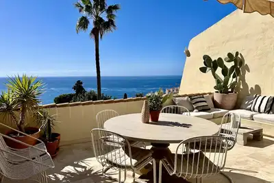 Image de beau penthouse avec vue sur la mer, 2 chambres, 2 salles de bain, rénové.