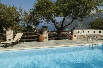 Image de Villa de luxe près du centre du village en terre verte / arbres / incroyable mer ouverte avec Port Vi