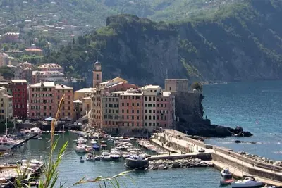 Image de Deux fenĂŞtres sur le port de pĂŞche