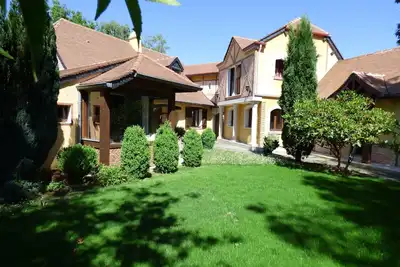 Image de Arbus: Très belle demeure calme, fraîche avec jardin clos arboré.