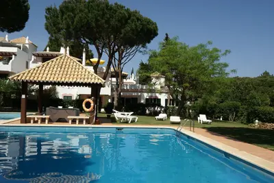 Image de Maison le long du parcours de golf, avec terrasse, piscine et jardin privé