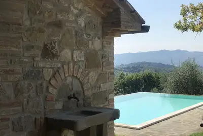 Image de Belle maison traditionnelle en pierre avec piscine privée Infinity On The Border Tuscan