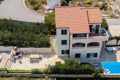 Image de Villa moderne, piscine, terrasse, petit verger, plage de galets, belles vues, 8 couchages