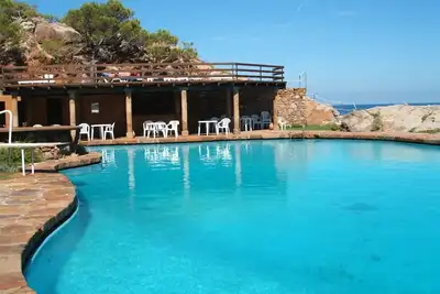Image de Spectaculaire dehors. sur la mer de 30 m2 de terrasse et l'eau de mer privée piscine au sel