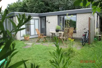 Image de Maison de vacances à distance de marche de la plage et de la mer Ouddorp