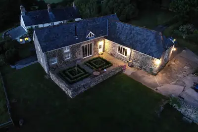 Image de Grange en pierre classée Grade Ii surplombant Dartmoor