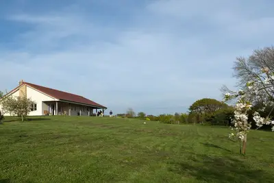 Image de Luxury south facing bungalow set in a meadow, near coast and country.