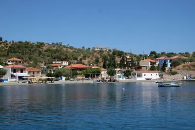 Image de Maison confortable avec jardin, bord de mer, dans petit port de pĂŞche
