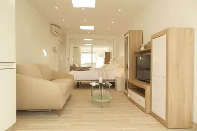 Image de Studio de luxe nouvellement construit avec jardin ensoleillé, Wifi, climatisation et télévision Sky