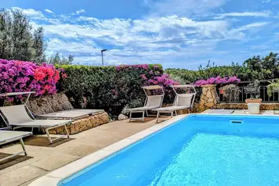 Image de Superbe villa neuve avec piscine privée et vue sur la mer spectaculaire