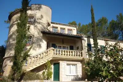 Image de Belle maison avec tour à proximité du pittoresque ville de Lorgues.
