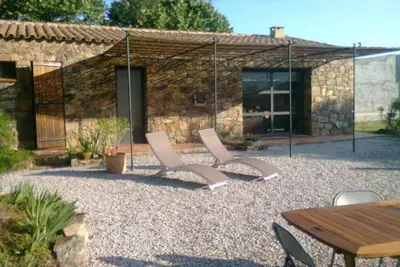 Image de bergerie rénovée  avec beau jardin