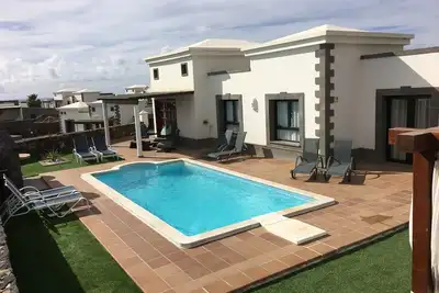 Image de Villa Los Alisios est une grande villa avec piscine privée