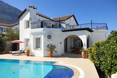 Image de Villa de luxe et piscine privée avec vue spectaculaire sur la montagne et la mer
