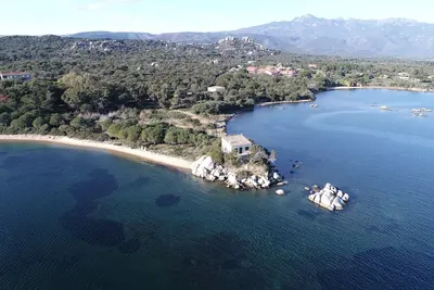 Image de A Pianottoli-Caldarello, villa en pierres de bonifacio, les pieds dans l'eau
