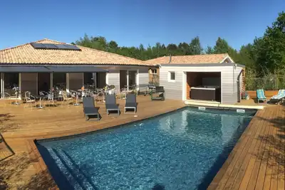 Image de Belle maison de 300 m² avec sa piscine chauffée et son spa Proche de l'océan