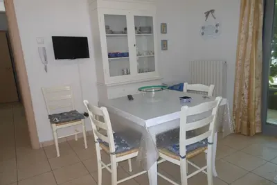 Image de Appartement de trois pièces pratique et accueillant à 50 m de la plage.