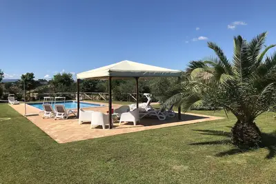 Image de Restored 4/5 bedroom farmhouse with pool, super fast WiFi contemporary interior