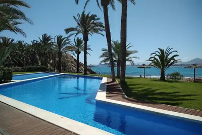 Image de Appartement moderne face à la plage avec une vue spectaculaire sur la mer et la montagne