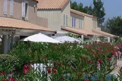 Image de Villa, piscine partagée, terrasse ensoleillée sur la côte méditerranéenne