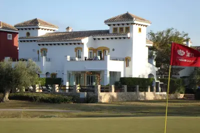 Image de High Standard Villa 2 Chambres avec Piscine 6x3m et la Grande-Golf Vues