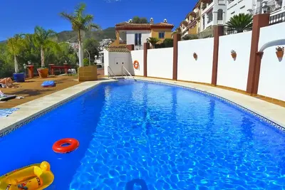 Image de Maison de ville climatisée avec wifi gratuit et piscine partagée. Près de la plage.