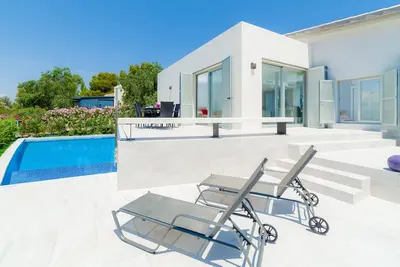 Image de Logement très lumineux et moderne, de grandes terrasses et piscine privée.