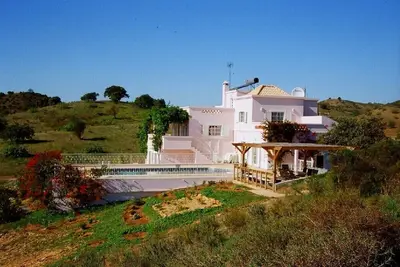 Grande villa de luxe isolée avec piscine et jeux solaire chambre