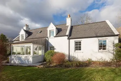 Image de Cottage traditionnel de Skye Crofter dort six près des montagnes, de la mer et de la plage